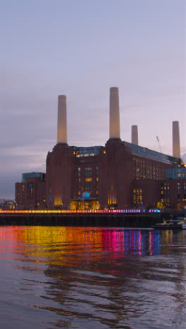 Vídeo-Vertical-Que-Muestra-La-Vista-A-Través-Del-Río-Támesis-Hasta-El-Desarrollo-De-La-Central-Eléctrica-De-Battersea-En-Londres,-Reino-Unido-Al-Atardecer